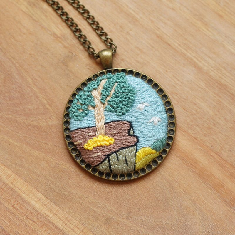 Embroidered necklace-Green rock