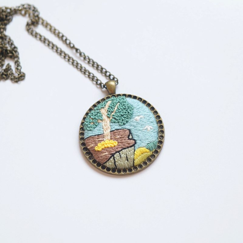 Embroidered necklace-Green rock